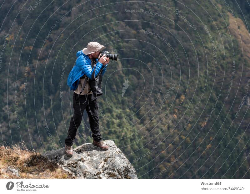 Nepal, Himalaya, Khumbu, Everest-Region, Namche Bazar, Fotograf am Fels Europäer Kaukasier Europäisch kaukasisch Naturtourismus Tag am Tag Tageslichtaufnahme
