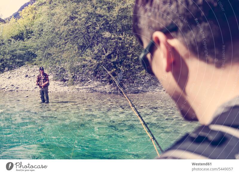 Slowenien, zwei Männer beim Fliegenfischen im Fluss Soca angeln angelt angelnd Mann männlich Fluesse Fluß Flüsse Angler Erwachsener erwachsen Mensch Menschen