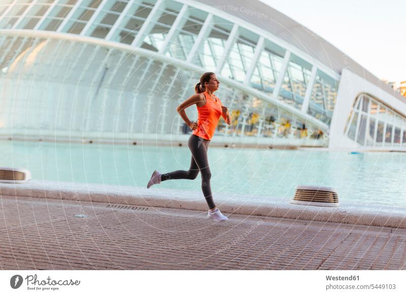 Spanien, Valencia, Frau läuft in Ciudad de las Artes y de Las Ciencias weiblich Frauen laufen rennen Joggen Jogging Sportlerin Sportlerinnen Erwachsener