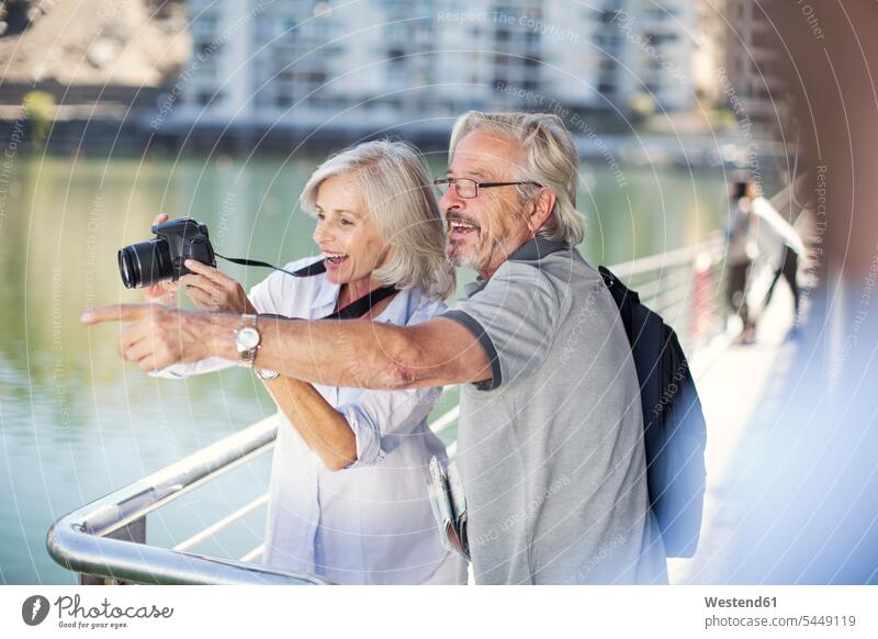 Älteres Ehepaar macht eine Städtereise, macht Fotos glücklich Glück glücklich sein glücklichsein City Trip Kurztripp City Break unterwegs auf Achse in Bewegung