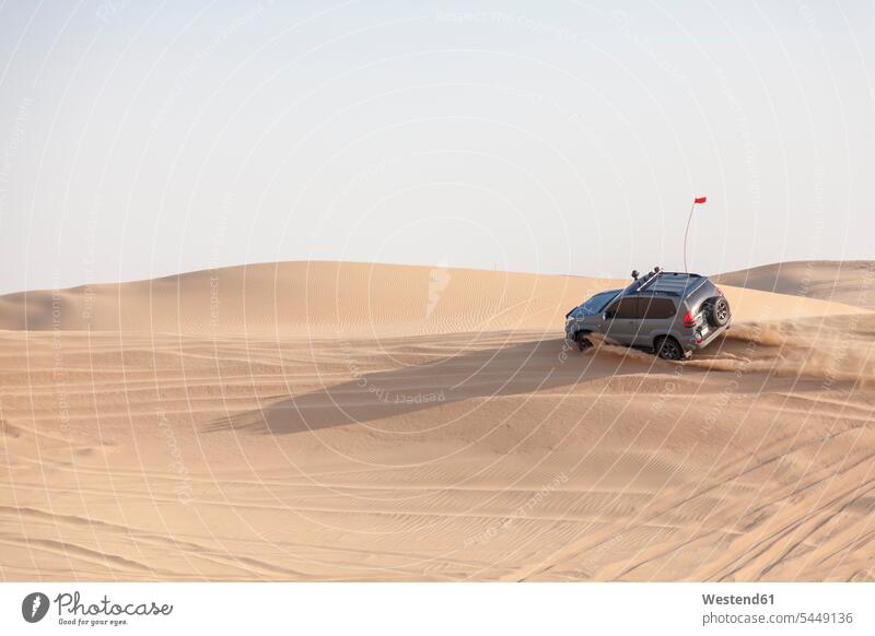 Vereinigte Arabische Emirate, Geländewagen auf einer Fahrt in der Wüste zwischen Abu Dhabi und Dubai Aktivurlaub Tag am Tag Tageslichtaufnahme tagsueber