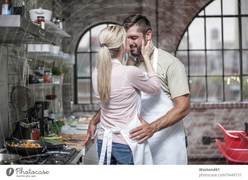 Liebespaar bereitet Essen in der Küche zu kochen Paar Pärchen Paare Partnerschaft Mensch Menschen Leute People Personen Freude freuen Zusammengehörigkeit