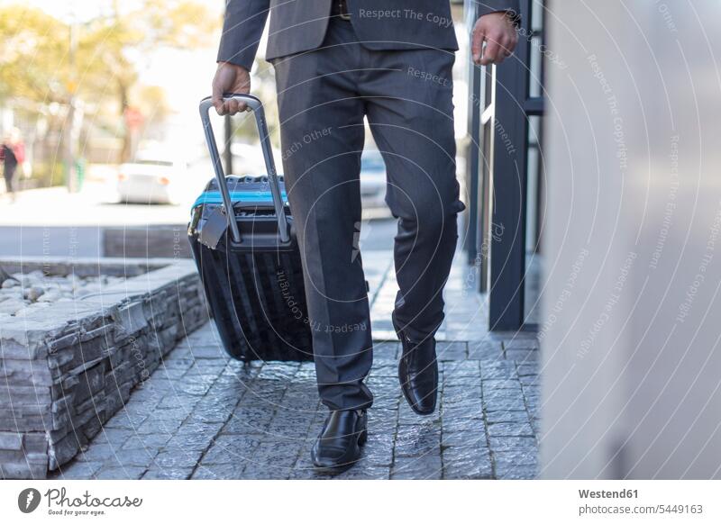 Geschäftsmann zu Fuß mit Gepäck gehen gehend geht Reisegepäck Businessmann Businessmänner Geschäftsmänner Geschäftsleute Geschäftspersonen Geschäftsleben