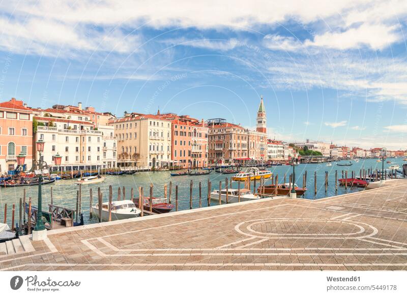 Italien, Venedig, Canale Grande und Campanile di San Marco Wolke Wolken Außenaufnahme draußen im Freien Architektur Baukunst Menschen zufällige Personen