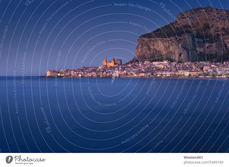 Italien, Sizilien, Cefalu am Abend Bucht Buchten Abendstimmung Abendlicht abendliches Licht Rocca di Cefalu Wasser Langzeitbelichtung Ortsansicht Ortschaft