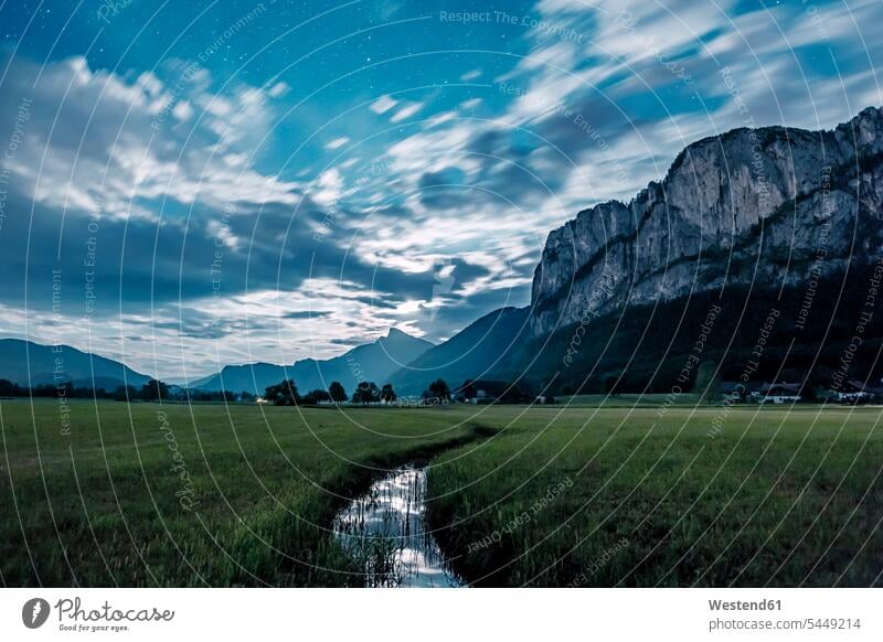 Österreich, Mondsee, Drachenwand bei Mondschein Wolke Wolken Berg Berge Vollmond Wiese Wiesen Stern Sterne Sternenhimmel Bach Bäche Baeche Abenddämmerung