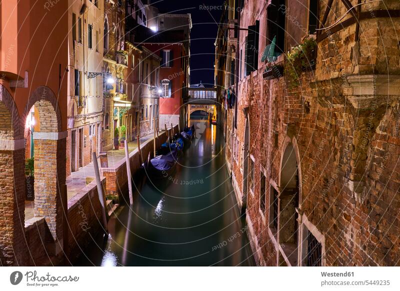 Italien, Venedig, Enger Kanal bei Nacht Sehenswürdigkeit Sehenwürdigkeiten sehenswert historisch nachts vertäut vor Anker liegend angelegt ankern Beleuchtung