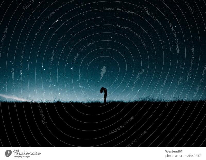Österreich, Mondsee, Silhouette einer unter dem Sternenhimmel stehenden Frau Sternhimmel Universum All Weltraum Weltall Kosmos weiblich Frauen Nacht nachts