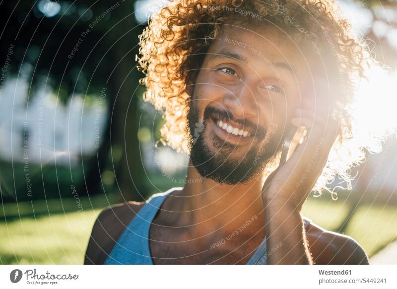 Porträt eines lächelnden jungen Mannes am Mobiltelefon Männer männlich Handy Handies Handys Mobiltelefone telefonieren anrufen Anruf telephonieren Erwachsener