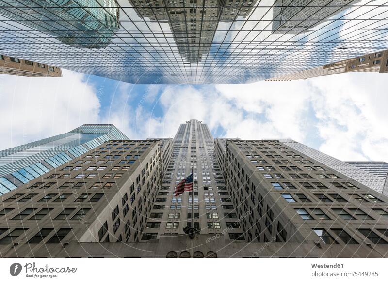 USA, New York City, Manhattan, Wolkenkratzer Sehenswürdigkeit Sehenwürdigkeiten sehenswert Gebäude Flagge Fahnen Flaggen Moderne Architektur Außenaufnahme
