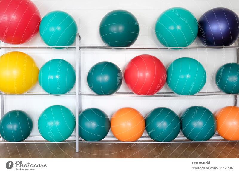 Bunte Gymnastikbälle in einem Regal in einem orthopädischen Zentrum Ball Bälle blau farbenfroh Rekonvaleszenz Arztpraxis Gerät Übung Übungsball Übungsbälle