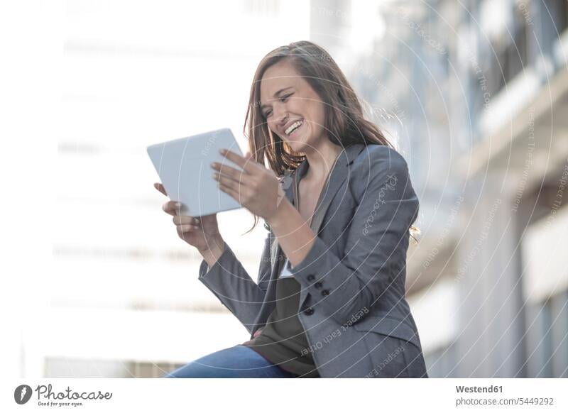 Junge lachende Frau benutzt digitales Tablett Europäer Kaukasier Europäisch kaukasisch WLan Wireless Lan W-Lan Wifi Verbindung verbunden verbinden Anschluss