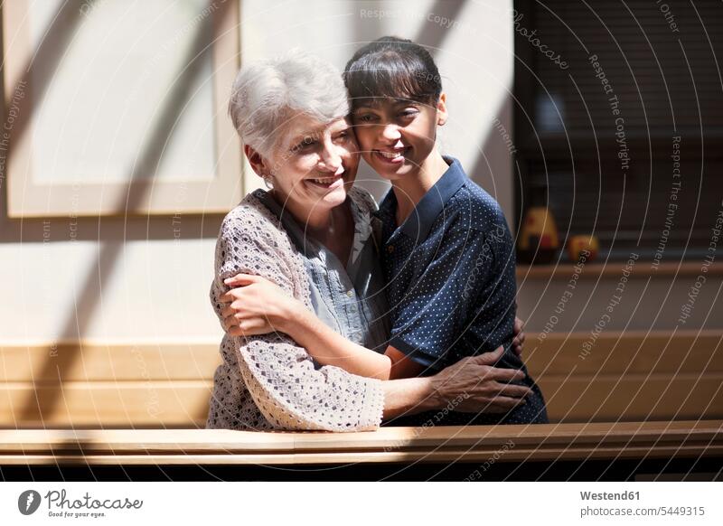 Krankenschwester umarmt ältere Frau im Altenheim helfen mithelfen Hilfsbereitschaft beistehen Mithilfe Beistand Hilfe Altenpflegerin Altenpflegerinnen Pflegerin