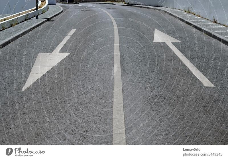Straße mit zwei in entgegengesetzte Richtungen weisenden Pfeilen Asphalt zurück Konzept Beschluss u. Urteil Regie weitergeben grau Fahrspur Linie niemand