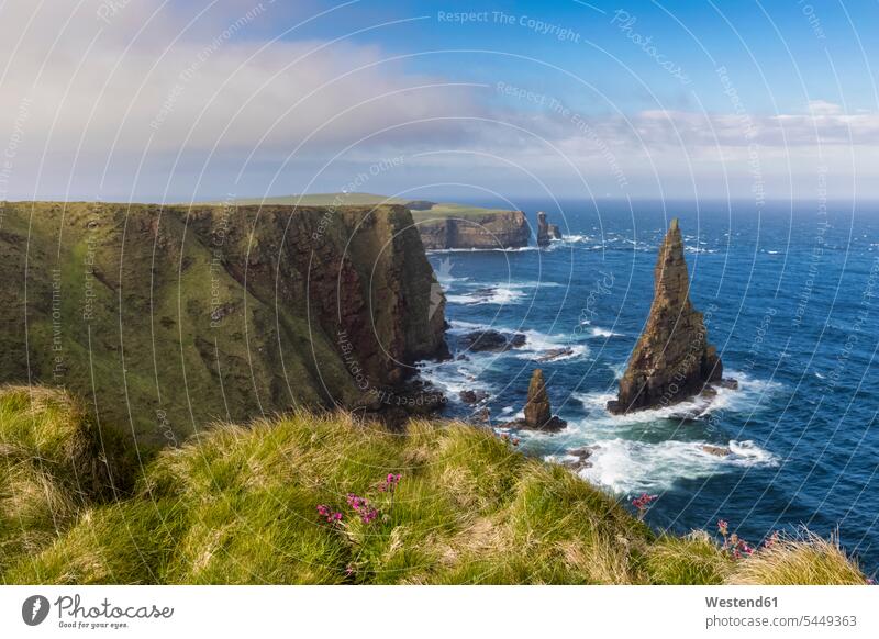 UK, Schottland, Caithness, Küste von Duncansby Head, Duncansby Stacks Küstenlandschaft Atlantik Atlantischer Ozean Aussicht Ausblick Ansicht Überblick Natur