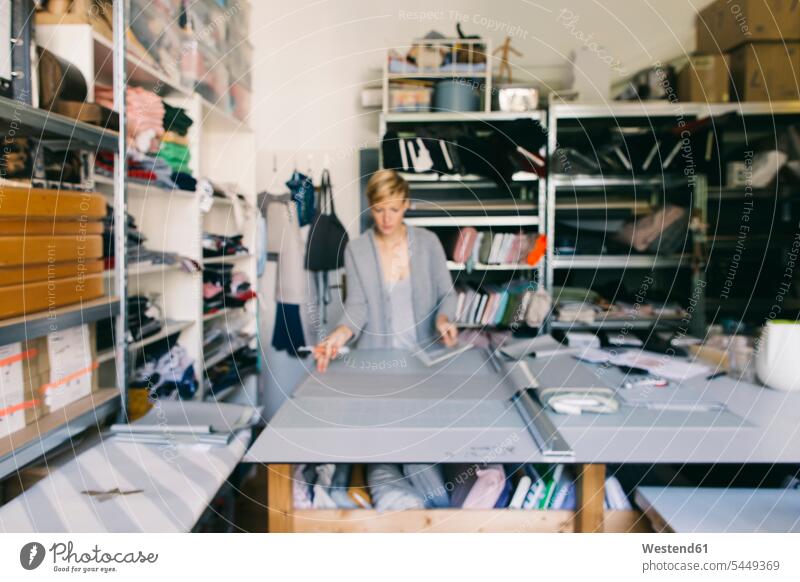 Modedesignerin, die im Atelier an einer Vorlage arbeitet arbeiten Arbeit Frau weiblich Frauen Schneiderin Schneiderinnen Erwachsener erwachsen Mensch Menschen
