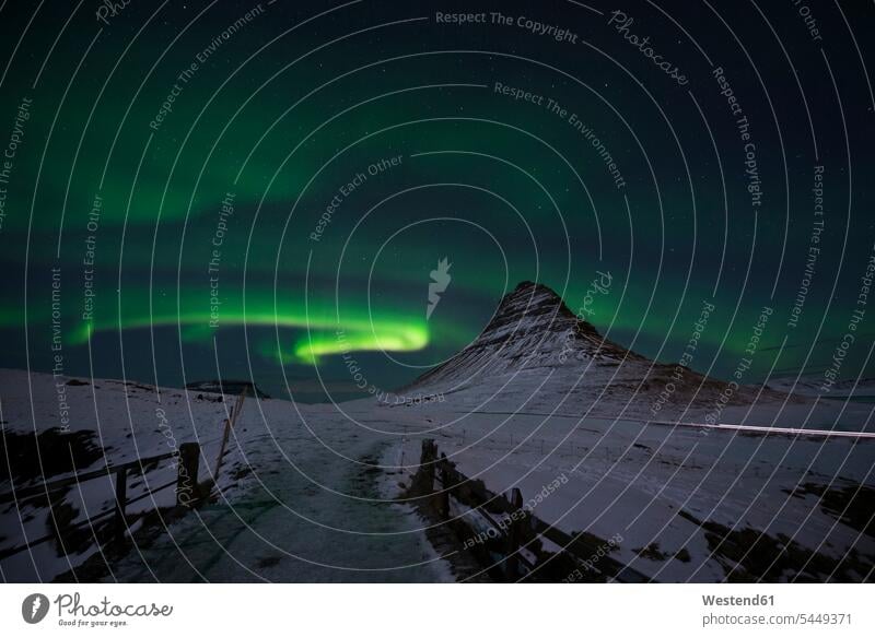 Island, Berg Kirkjufell mit Nordlicht Schönheit der Natur Schoenheit der Natur kalt Kälte Dunkelheit Berge Außenaufnahme draußen im Freien Aurora Borealis