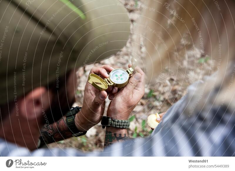 Vater zeigt der Tochter den Kompass Magnetkompasse Kompasse Mädchen weiblich Papas Väter Vati Vatis Papis Wald Forst Wälder Messinstrument Messinstrumente