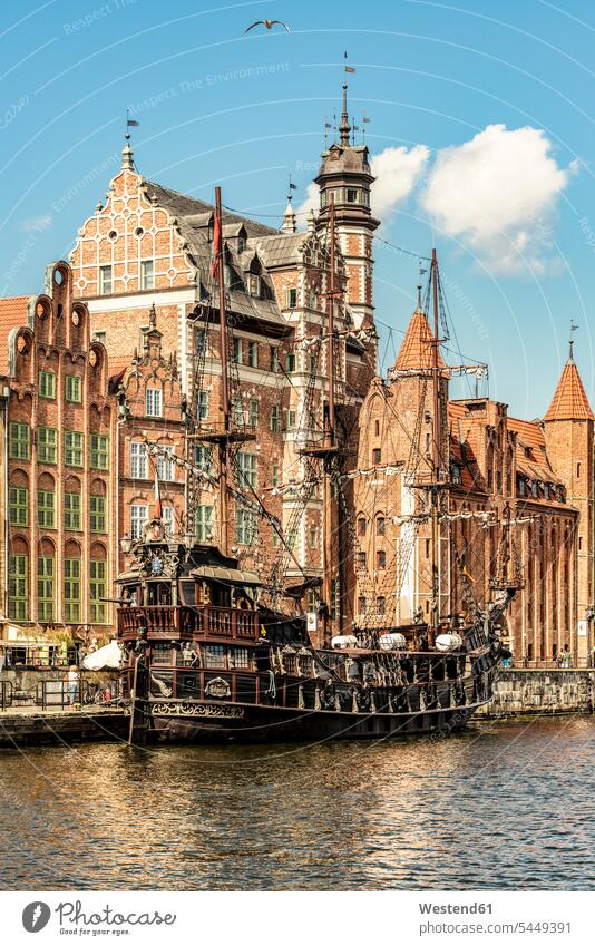 Polen, Danzig, Altstadt, Piratenschiff auf dem Fluss Motlawa Wolke Wolken Gdansk Gebäude Giebel Außenaufnahme draußen im Freien Architektur Baukunst Rechtstadt