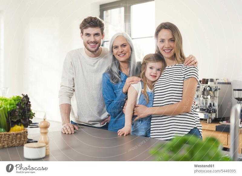 Glückliche Drei-Generationen-Familie steht in der Küche Küchen Gemeinsam Zusammen Miteinander Familien stehen stehend glücklich glücklich sein glücklichsein