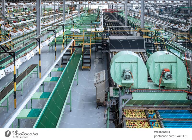 Maschinen in der Apfel-Fabrik Industrie industriell Gewerbe Industrien Automatisierung Förderband Gurtförderer Fließband Förderbänder Bandförderer