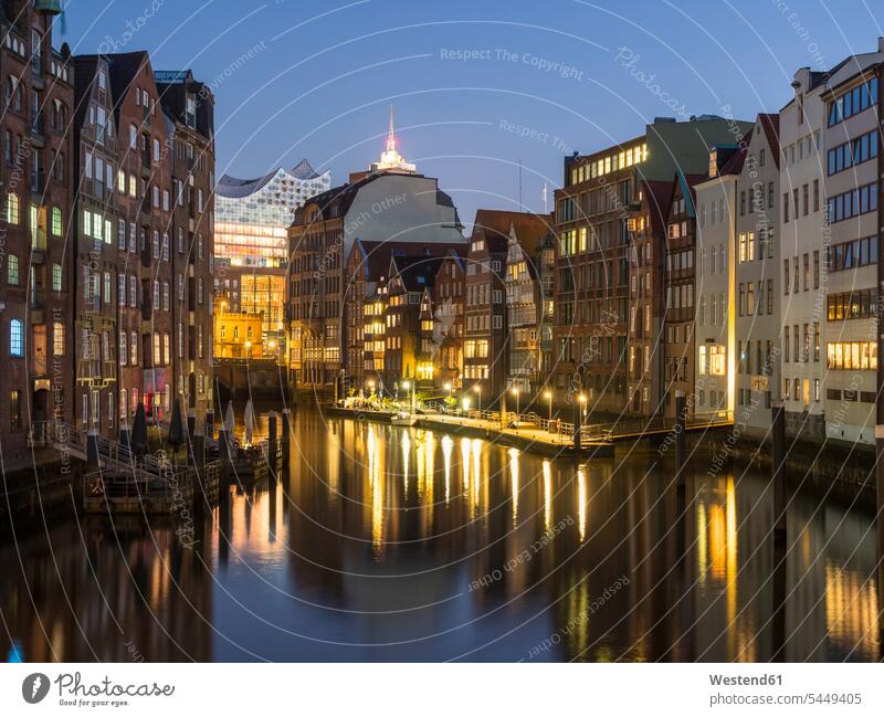 Deutschland, Hamburg, Nikolaikanal mit Elbphilharmonie im Hintergrund beleuchtet Beleuchtung Kanal Kanaele Kanäle Stadtansicht Urban Stadtbilder Stadtansichten