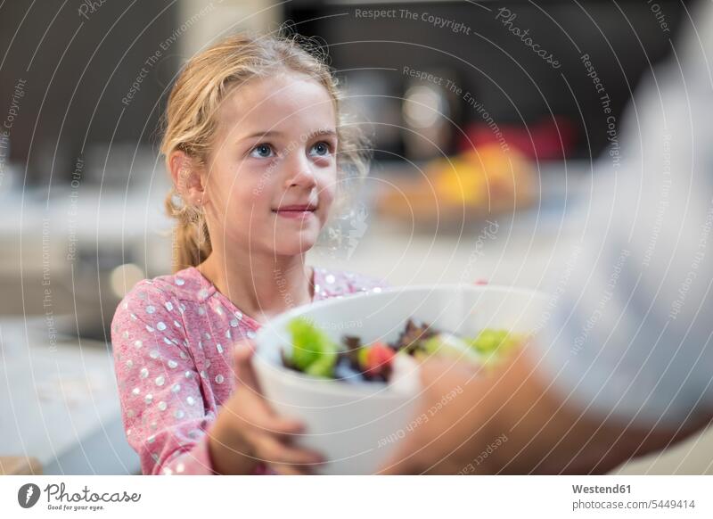 Mädchen erhält Salatschüssel Schüssel Schalen Schälchen Schüsseln lächeln Salate Portrait Porträts Portraits Essen Food Food and Drink Lebensmittel