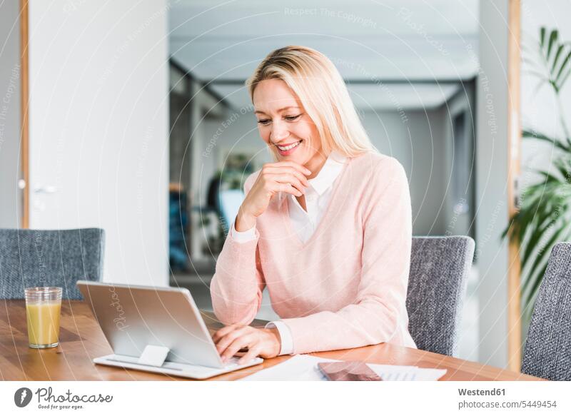 Lächelnde Geschäftsfrau benutzt Tablett im Büro Geschäftsfrauen Businesswomen Businessfrauen Businesswoman lächeln Tablet Computer Tablet-PC Tablet PC iPad