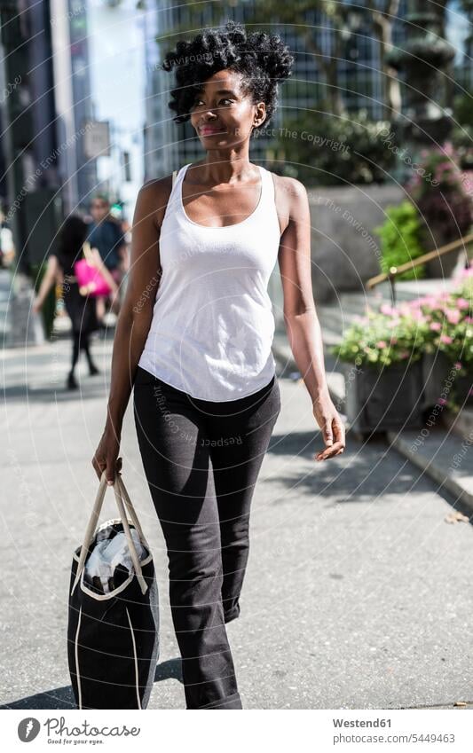 USA, New York City, Manhattan, lächelnde Frau mit Einkaufstasche gehen gehend geht weiblich Frauen Tasche Taschen Erwachsener erwachsen Mensch Menschen Leute
