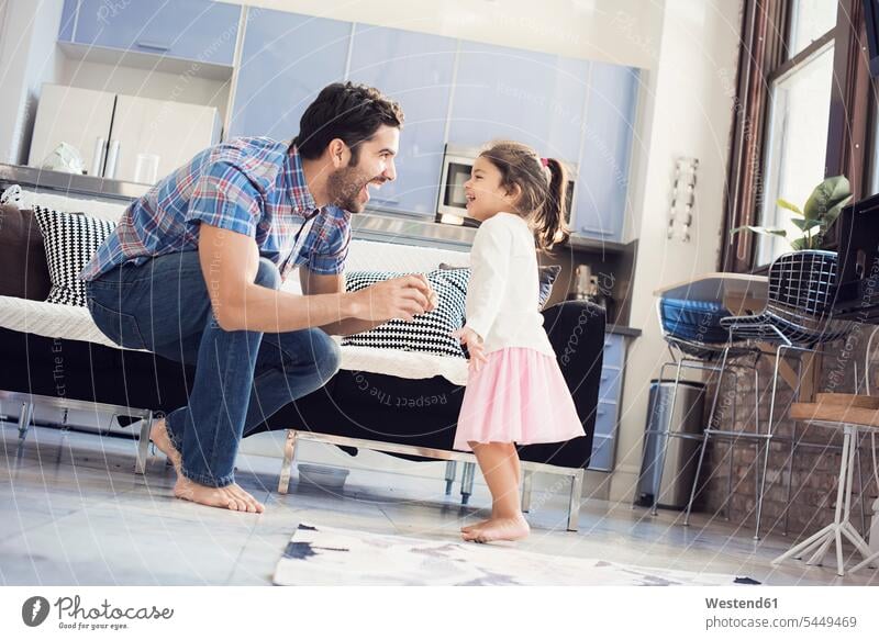 Vater und Tochter amüsieren sich zu Hause glücklich Glück glücklich sein glücklichsein spielen lachen fröhlich Fröhlichkeit Frohsinn Heiterkeit Papas Väter Vati
