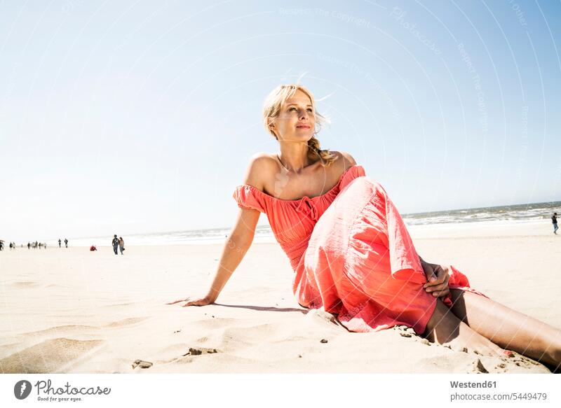 Frau im Kleid am Strand sitzend Beach Straende Strände Beaches sitzt weiblich Frauen Erwachsener erwachsen Mensch Menschen Leute People Personen Urlaub Ferien
