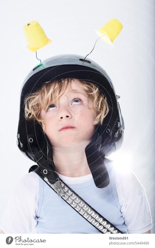 Porträt eines als Raumfahrer verkleideten Jungen spielen Buben Knabe Knaben männlich Astronaut Astronauten Helm Helme Kind Kinder Kids Mensch Menschen Leute