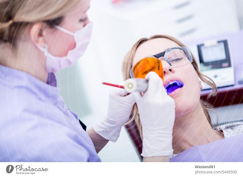 Aushärten von Zahnfüllungen beim Zahnarzt Patientin Kranke Patientinnen Frau weiblich Frauen Behandlung Krankenbehandlung Krankenbehandlungen Behandlungen