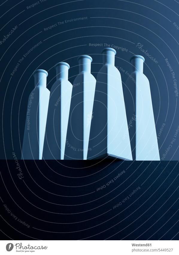 Fünf Flaschen vor dunklem Hintergrund, 3D-Rendering dunkel Übereinstimmung Konformitaet gleich Konformität konform Schlichtheit Einfachhheit einfach Gleichheit