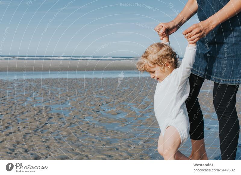 Niederlande, Schiermonnikoog, Mutter mit kleiner Tochter am Strand Beach Straende Strände Beaches halten Töchter Mami Mutti Mütter Mama Kind Kinder Familie