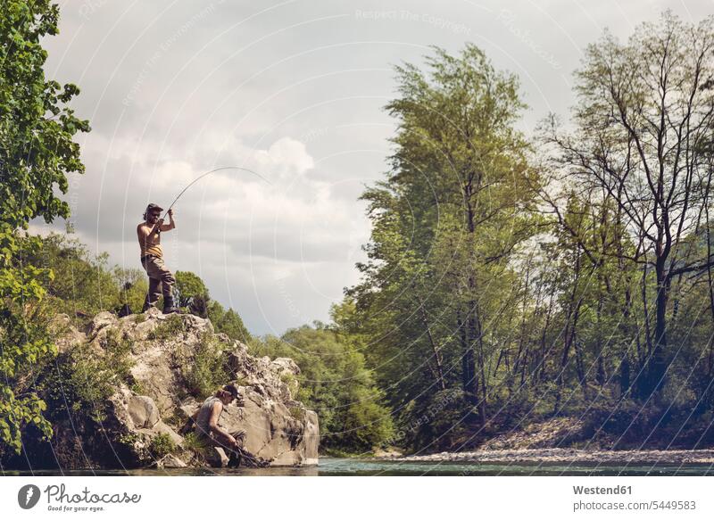 Slowenien, Fliegenfischen im Fluss Soca auf einem Felsen stehend Mann Männer männlich angeln angelt angelnd Fluesse Fluß Flüsse Angler Erwachsener erwachsen