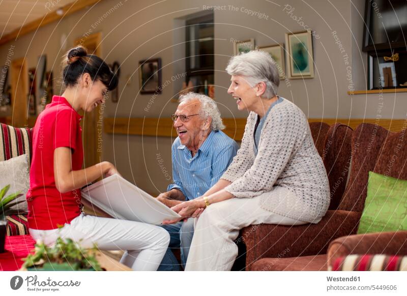 Krankenschwester unterrichtet Senioren im Altenheim, wie man einen Laptop benutzt Foto Fotos Teilen Sharing Altersheim Seniorenheim Erinnerung erinnern