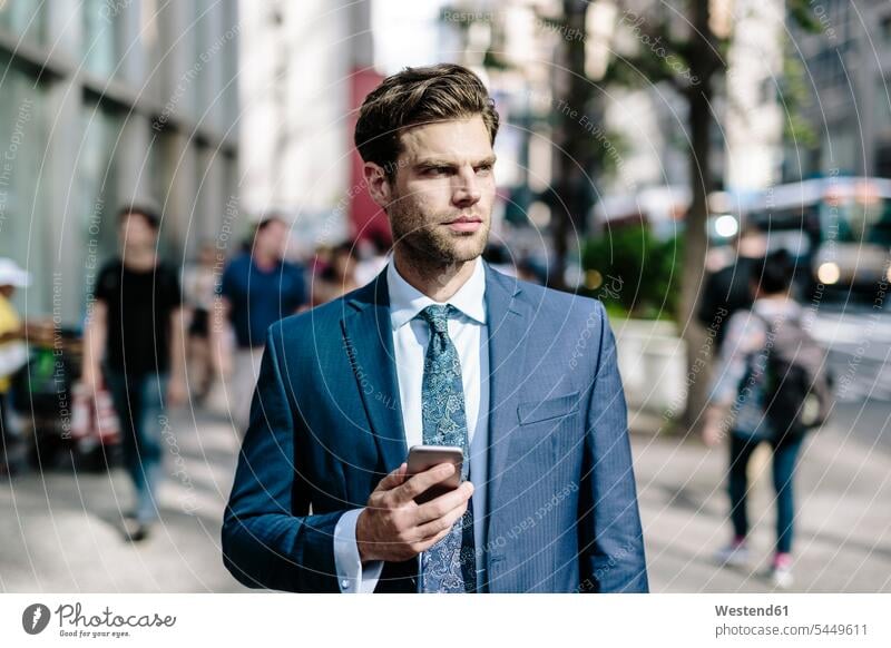 Gutaussehender Geschäftsmann zu Fuß in Manhattan, mit Mobiltelefon attraktiv schoen gut aussehend schön Attraktivität gutaussehend hübsch gehen gehend geht