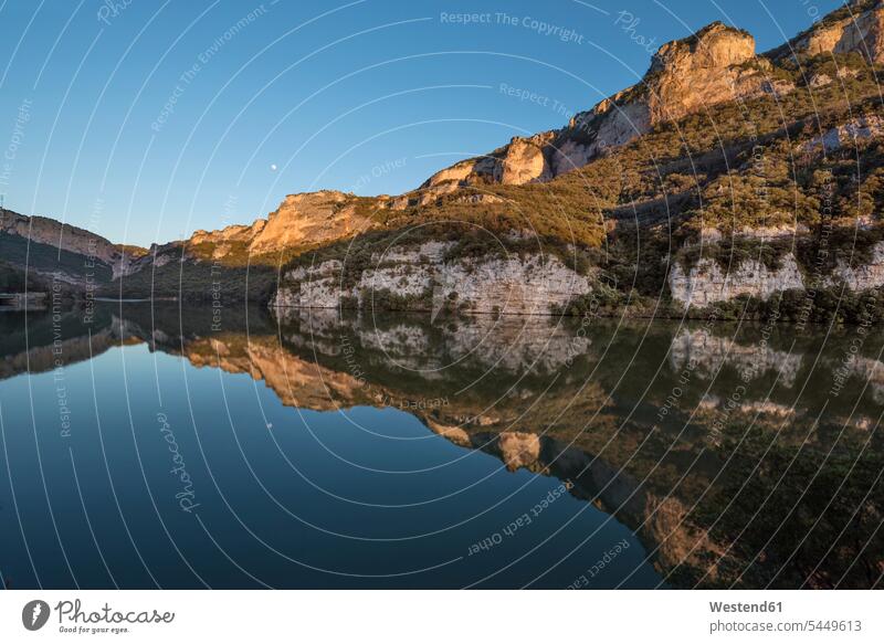 Spanien, Provinz Burgos, El Sobron-Gebirge bei Sonnenuntergang Natur See Seen Tag am Tag Tageslichtaufnahme tagsueber Tagesaufnahmen Tageslichtaufnahmen