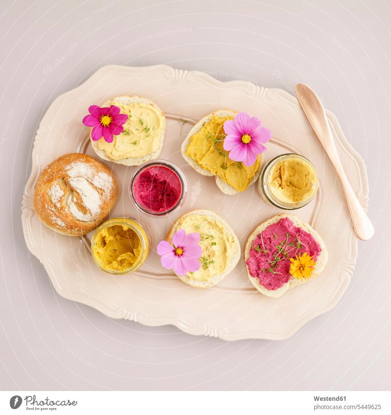 Brötchen mit veganen Brotaufstrichen und essbaren Blüten Curry Variation verschieden Abweichung Variationen verschiedene Aufstrich Snack Imbiss Zwischenmahlzeit
