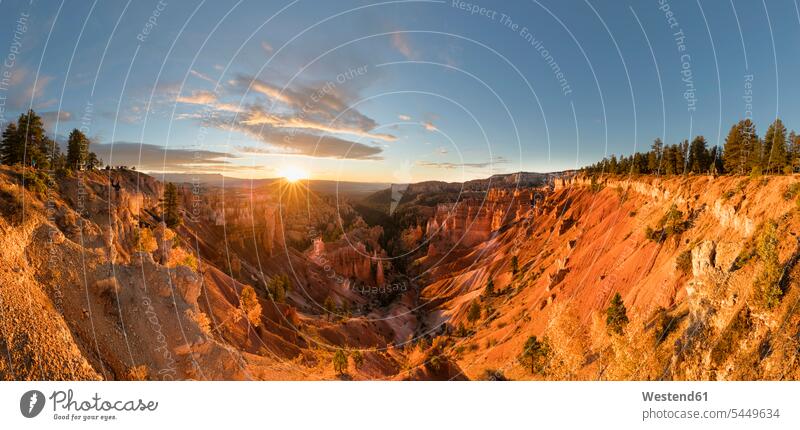 USA, Utah, Bryce Canyon National Park, Hoodoos im Amphitheater, vom Rim Trail bei Sonnenaufgang aus gesehen Felsformation Felsengruppe Gesteinsformation