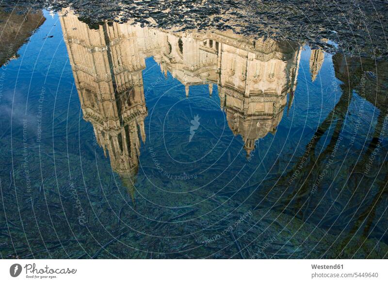 Spanien, Toledo, Wasserspiegelung der Kathedrale von Toledo in einer Pfütze Pfützen Lache UNESCO-Weltkulturerbe UNESCO Weltkulturerbe Welterbe kopfüber