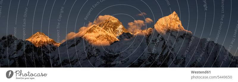 Nepal, Himalaya, Khumbu, Everest-Region, Sonnenuntergang am Everest und Nuptse Hochgebirge Außenaufnahme draußen im Freien Stimmungsvoller Himmel Mount Everest