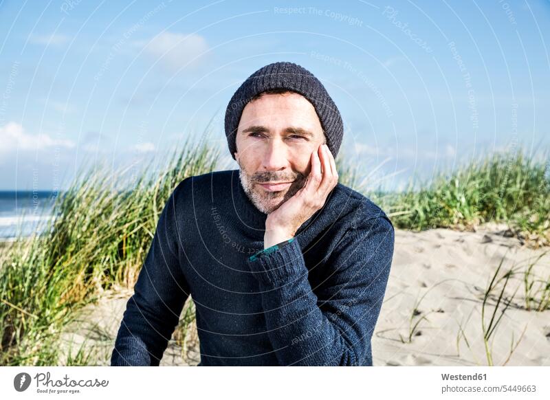Porträt eines Mannes mit Wollmütze am Strand Männer männlich Portrait Porträts Portraits entspannt entspanntheit relaxt Beach Straende Strände Beaches