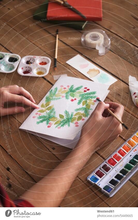 Junge Frau malt Weihnachtskarte mit Aquarellfarben, Nahaufnahme malen Weihnachtskarten Hand Hände Karte Karten Mensch Menschen Leute People Personen
