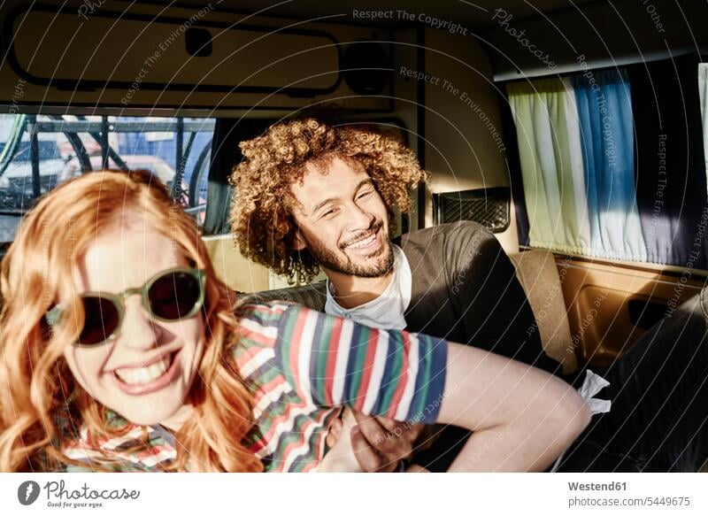 Glückliches junges Paar in einem Lieferwagen Auto Wagen PKWs Automobil Autos Pärchen Paare Partnerschaft glücklich glücklich sein glücklichsein lächeln