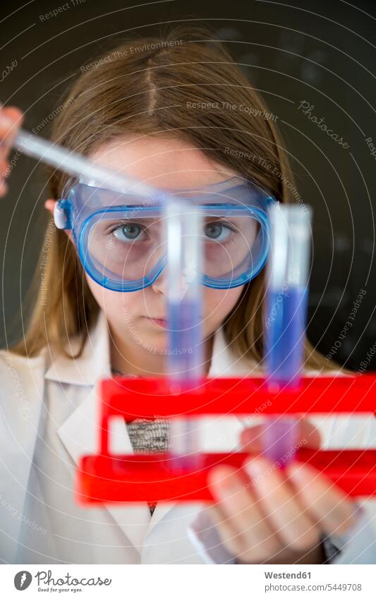 Porträt eines Mädchens mit Arbeitsmantel und Schutzbrille bei einem chemischen Experiment Portrait Porträts Portraits experimentieren weiblich Versuch Kind