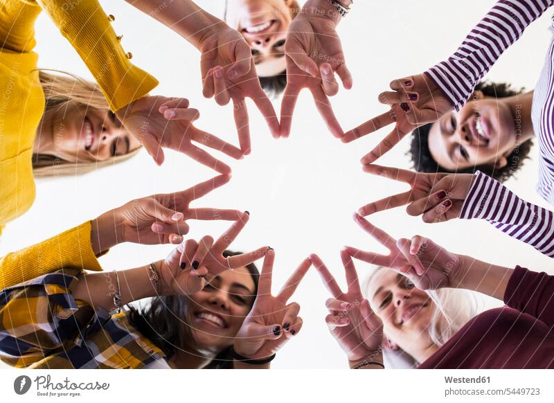 Nahaufnahme der Hände von fünf Frauen, die einen Stern formen Sterne sternfoermig sternförmig Form Formen Gemeinschaft Hand Freundinnen weiblich Mensch Menschen