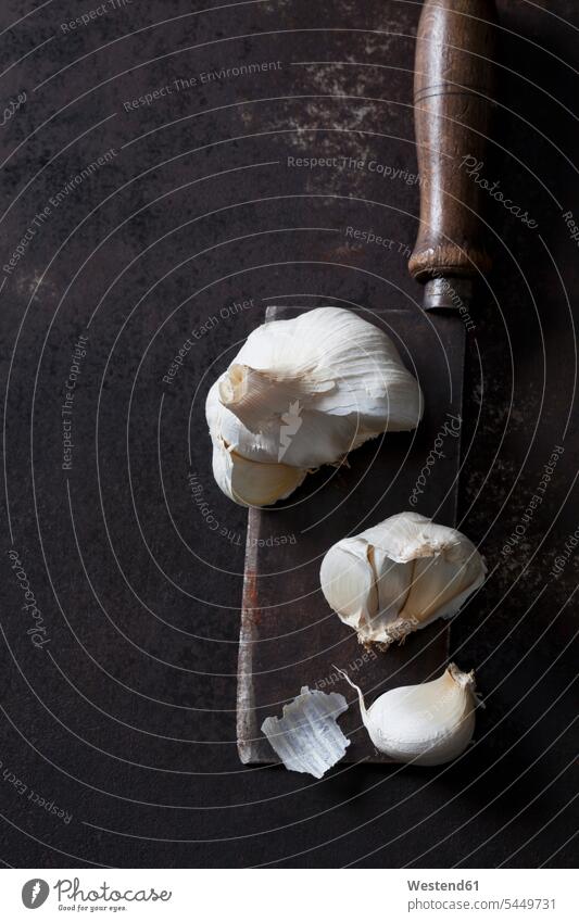 Knoblauch auf rostigem Hackebeil und Boden weiß weißes weißer weiss Gesunde Ernährung Ernaehrung Gesunde Ernaehrung Gesundheit gesund Aroma aromatisch