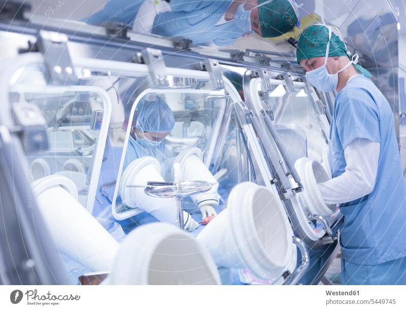 Wissenschaftler verarbeiten menschliches Gewebe im Isolator-Labor Labore wissenschaftlich Wissenschaften Arbeitsplatz Arbeitsstätte Arbeitstelle Zusammenarbeit